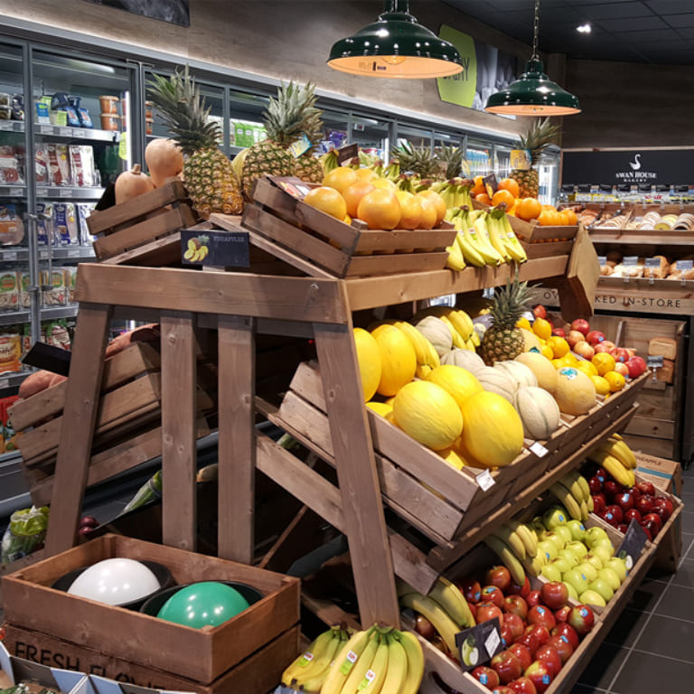 Mobilier d'agencement en bois massif