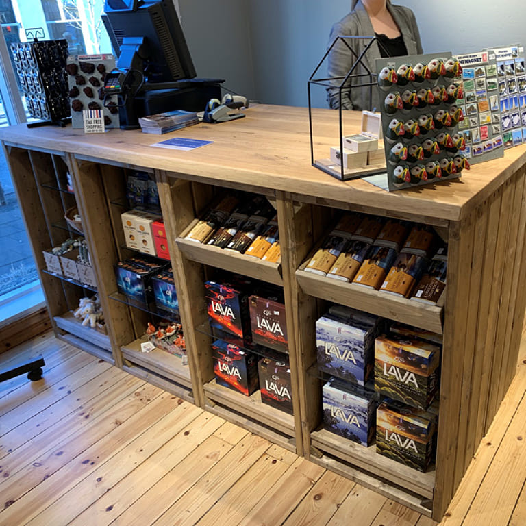Mobilier d'agencement en bois massif