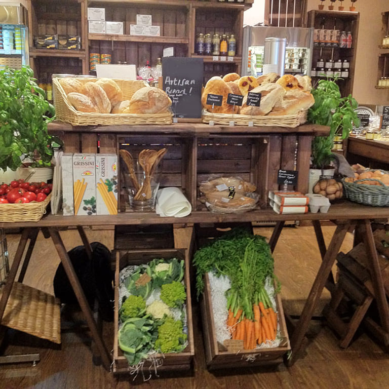 Mobilier d'agencement en bois massif